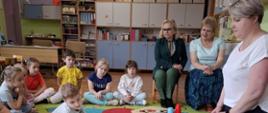 Dzieci, nauczycielki i dyrekcja podczas wspólnej zabawy