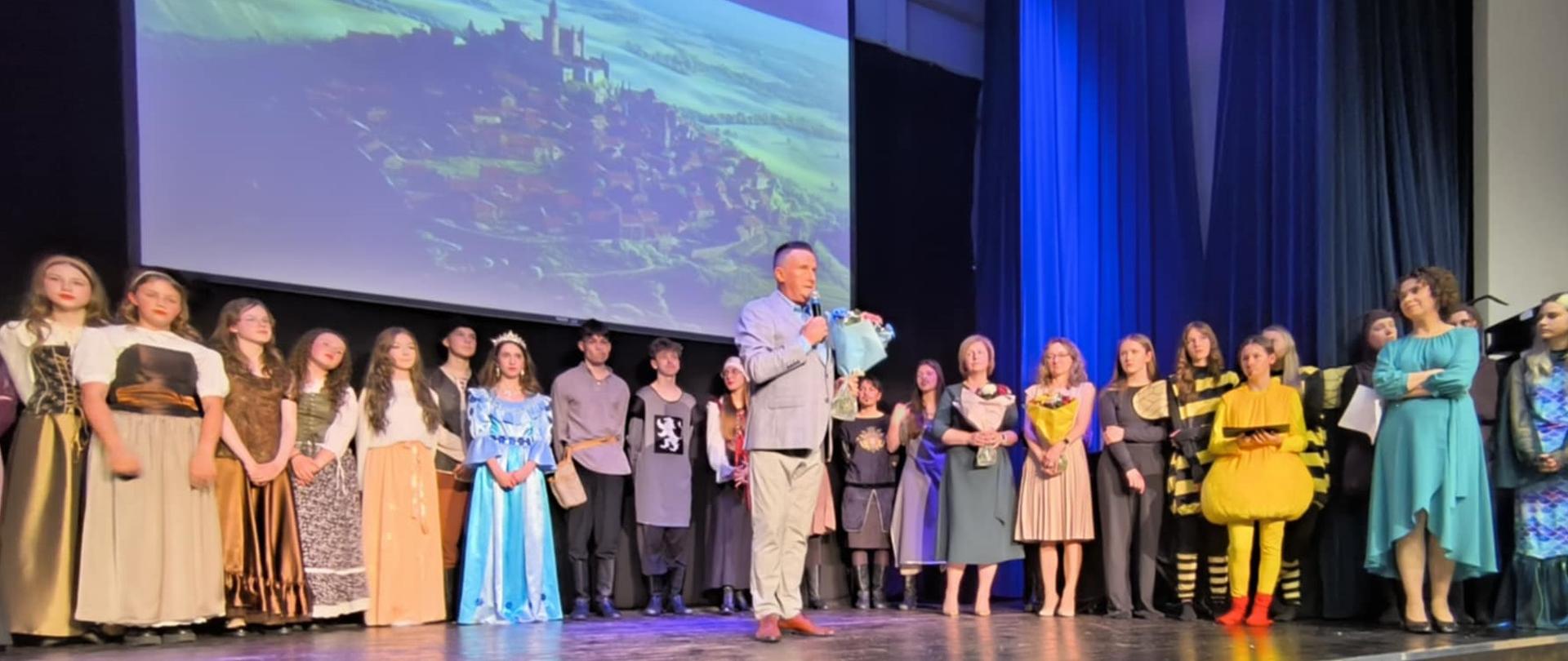 Podziękowania grupie aktorów grających w przedstawieniu