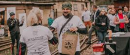 VIII Szlachecki rajd rowerowy „Śladami górnośląskiej szlachty... i nie tylko” - wójt gminy Świerklaniec Marek Cyl wręcza nagrodę