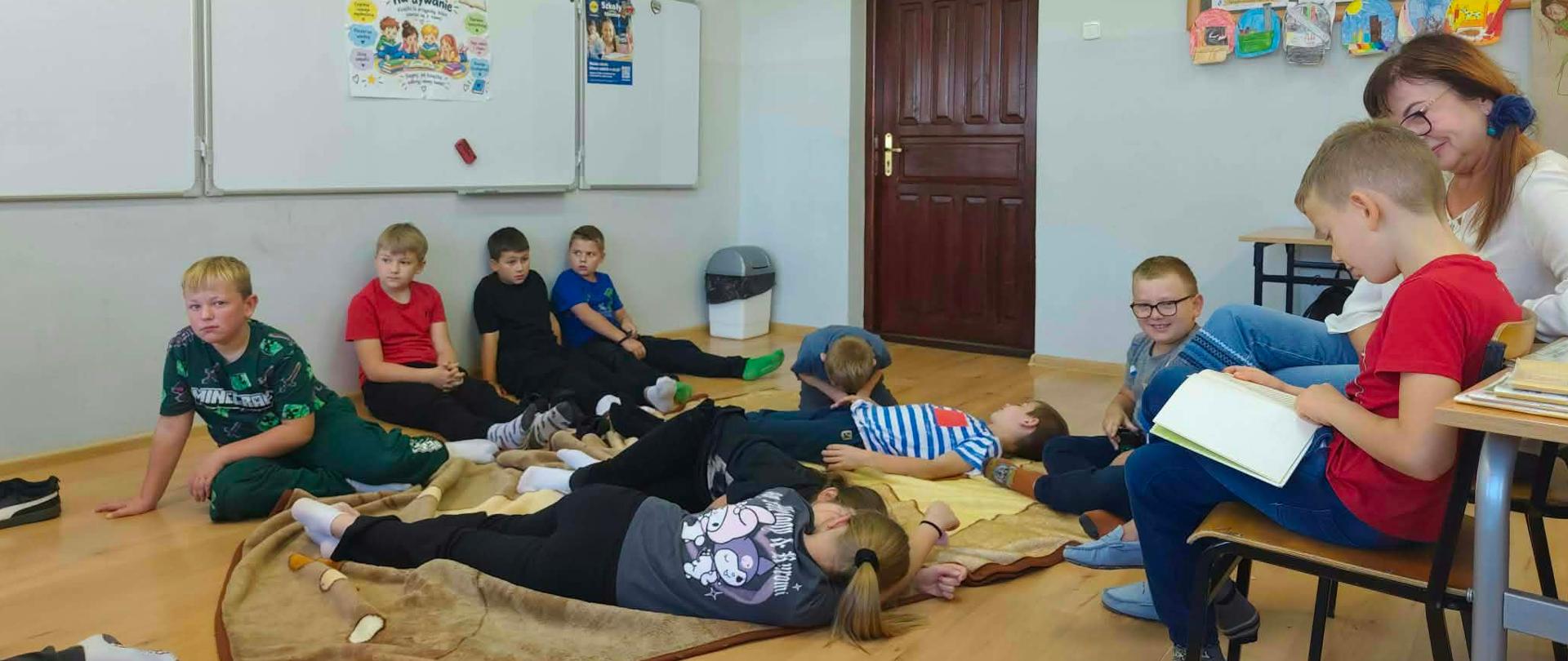 czytanie na dywanie w klasach I-III