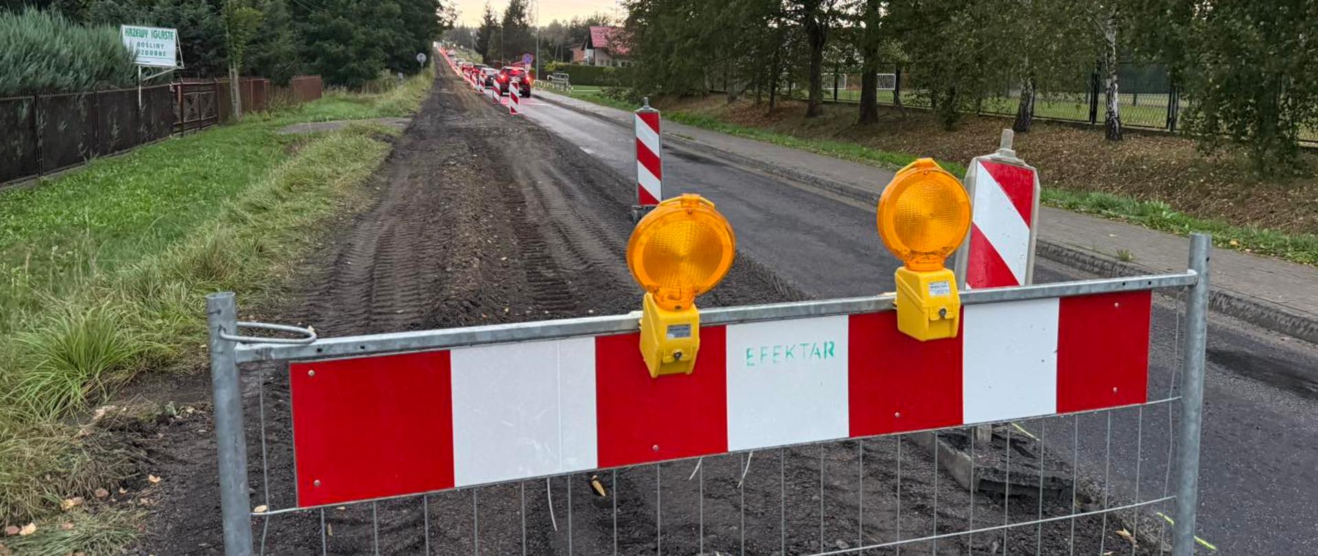 Remont drogi – przygotowany teren pod nową nawierzchnię, zabezpieczony barierami z lampami ostrzegawczymi.