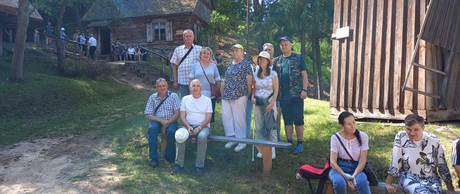 Uczestnicy wycieczki pozują w skansenie