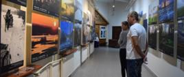 Uczestnicy Nocy Muzeum oglądają zdjęcia z konkursu im. Wołkowa