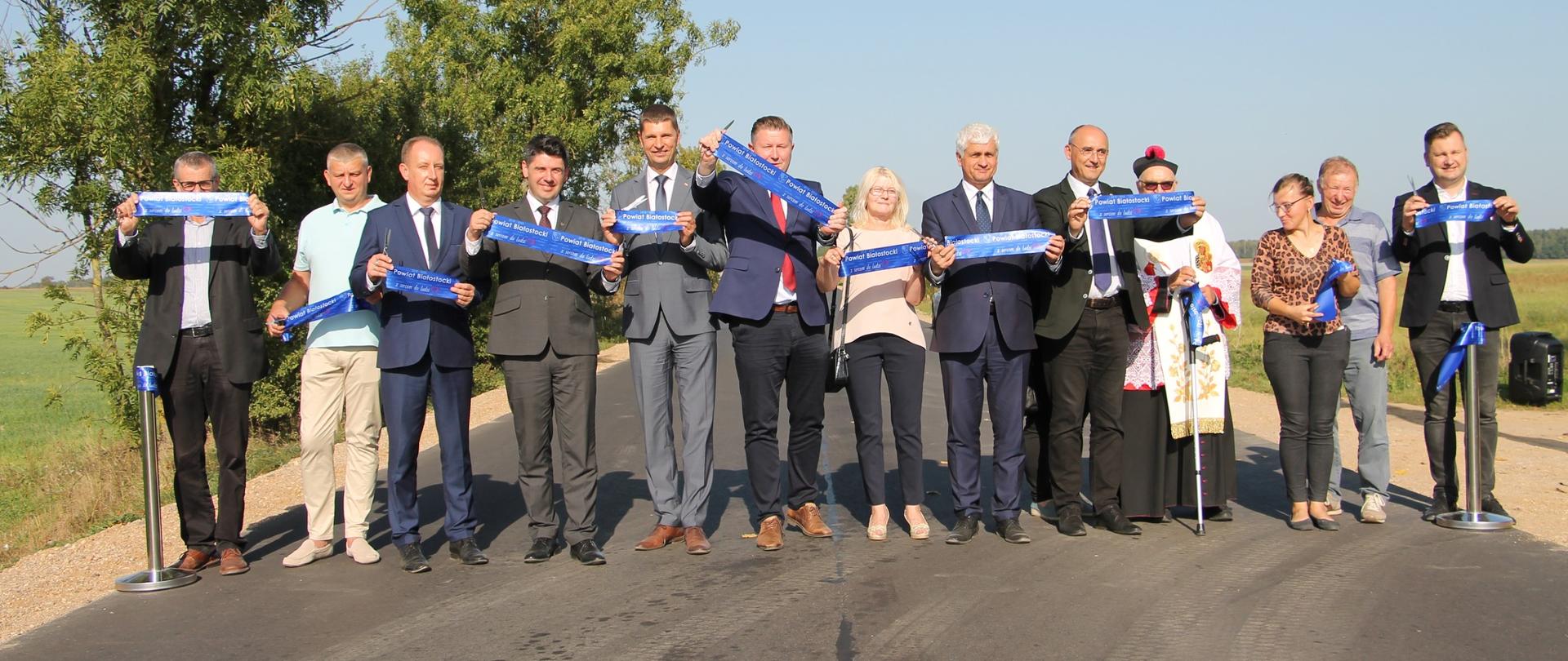 Przecięcie wstęgi na drodze
