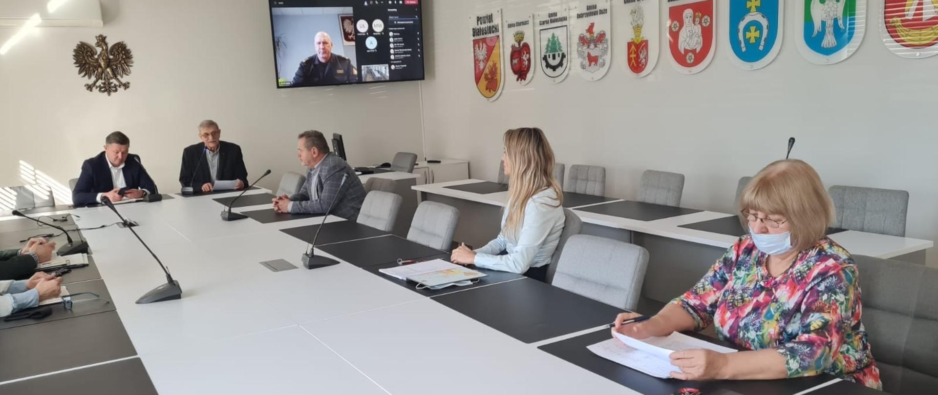 Powiatowy Zespół Zarządzania Kryzysowego - obrady w Starostwie Powiatowym w Białymstoku
