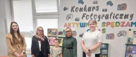 Nagrodzone dzieci - uczestnicy konkursu pozują do zdjęcia wraz Dyrekcją i nauczycielami