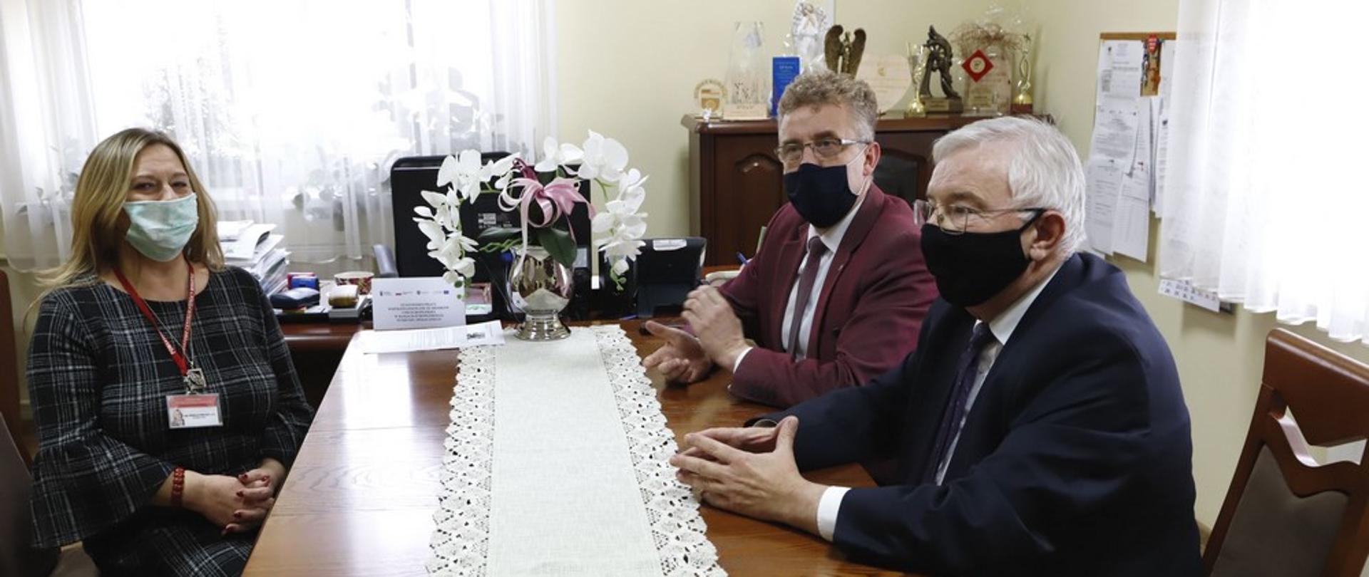 Poseł na Sejm RP Krzysztof Lipiec ze starostą Grzegorzem Piecem i dyrektorem PCPR Urszulą Przygodzką