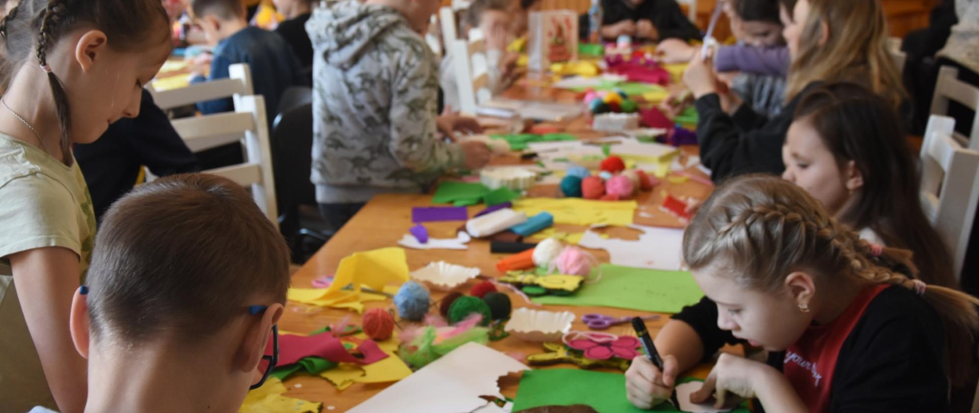 Tworzenie świątecznych ozdób przez dzieci na zajęciach plastycznych w czasie Ferii z wyobrażnią
