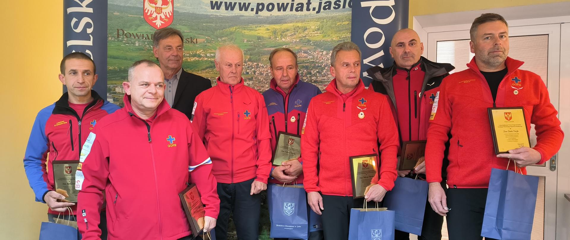 Zarząd Powiatu w Jaśle odznaczył członków Grupy Krynickiej GOPR