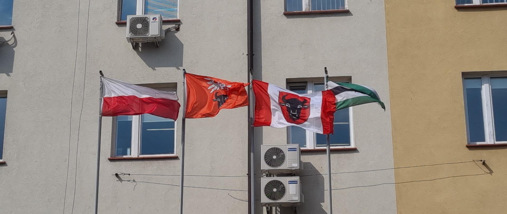 budynek starostwa powiatowego w Zambrowie, a na nim widać 4 zawieszone flagi 
