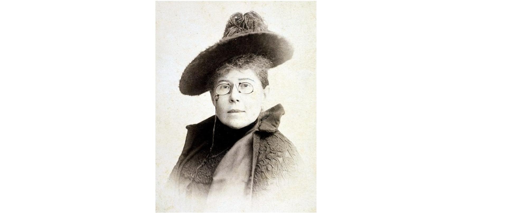 Portret kobiety w kapeluszu i okularach