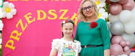 Dyrektor Ewelina Dorota Durzyńska pozuje do zdjęcia z absolwentami przedszkola