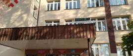 Widok czujnika, zawieszonego na budynku II LO