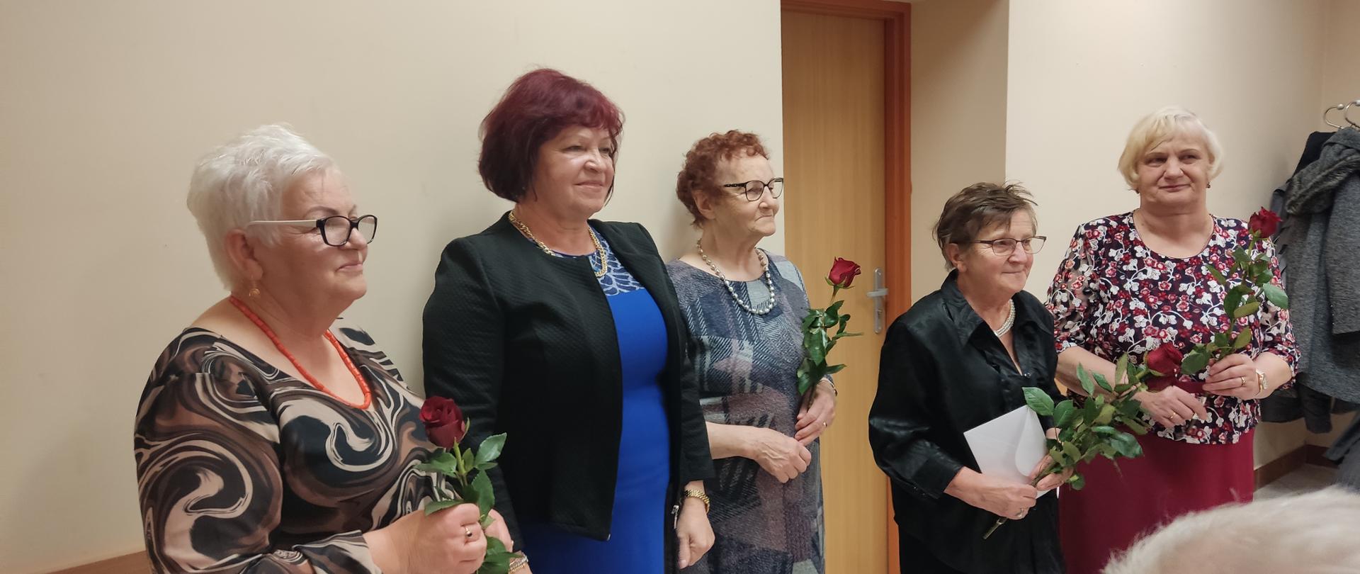Na zdjęciu widać członkinie Koła Emerytów, Rencistów i Inwalidów w Sokołowie Budzyńskim wraz z Przewodniczącą, które otrzymały kwiaty oraz gratulacje z okazji obchodzonego jubileuszu. 