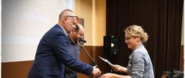 Moment wręczenia nagród uczestnikom konkursu