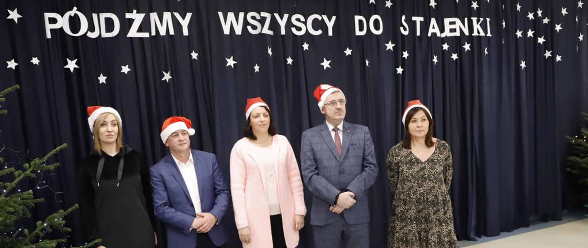 Starosta Grzegorz Piec dyrektor SOSW w Baryczy Jan Słuszniak z uczestniczkami spotkania