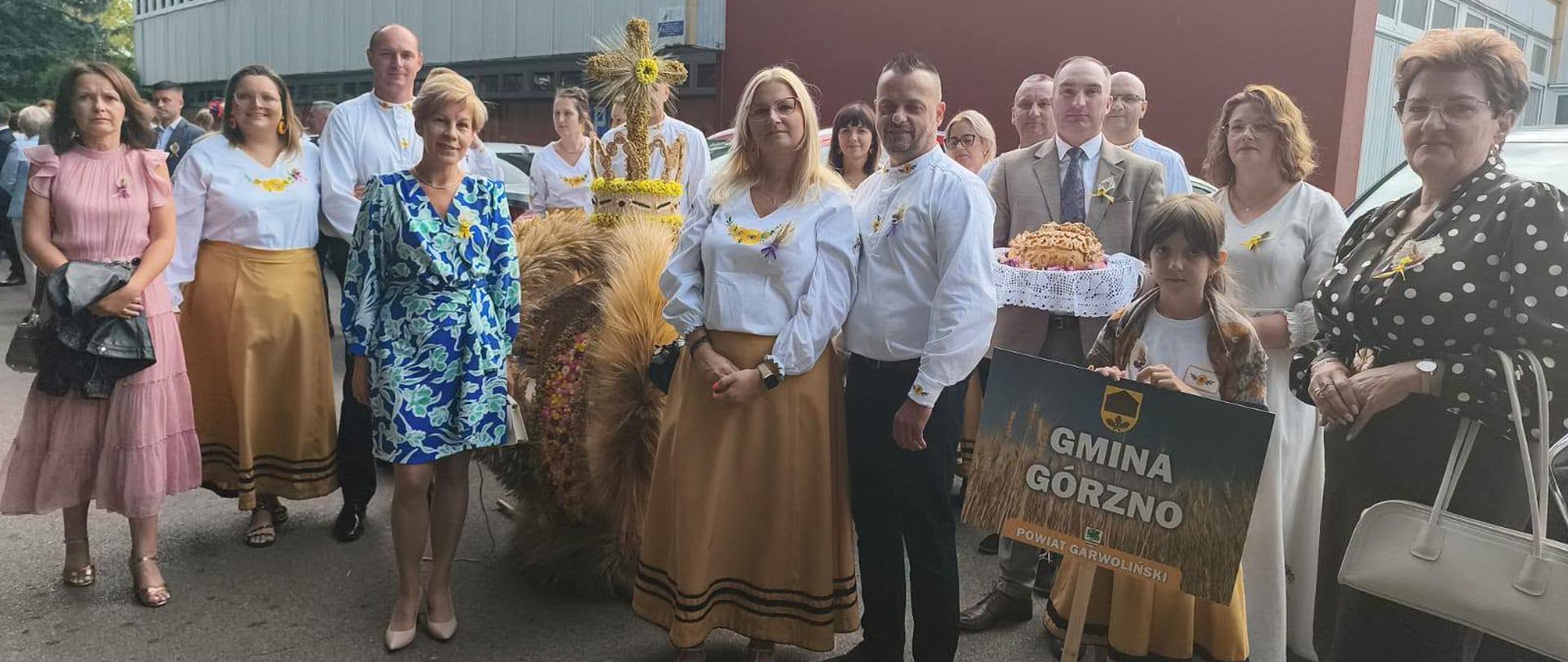 Delegacja dożynkowa podczas Powiatowego Święta Plonów i Dni Powiatu Garwolińskiego w Miętnem