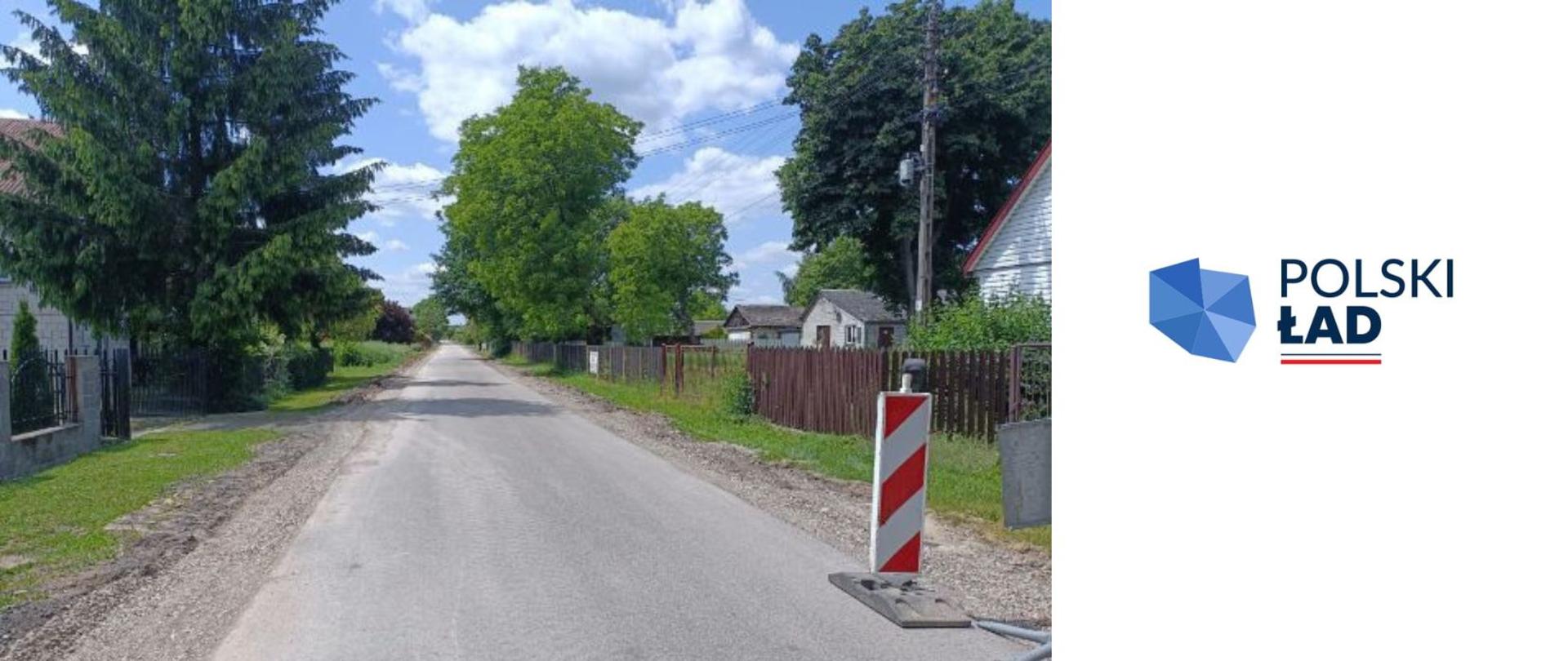 Zdjęcie przedstawiające obecny etap prac remontowych drogi. Po prawej stronie logo Rządowego Funduszu Polski ład na białym tle.
