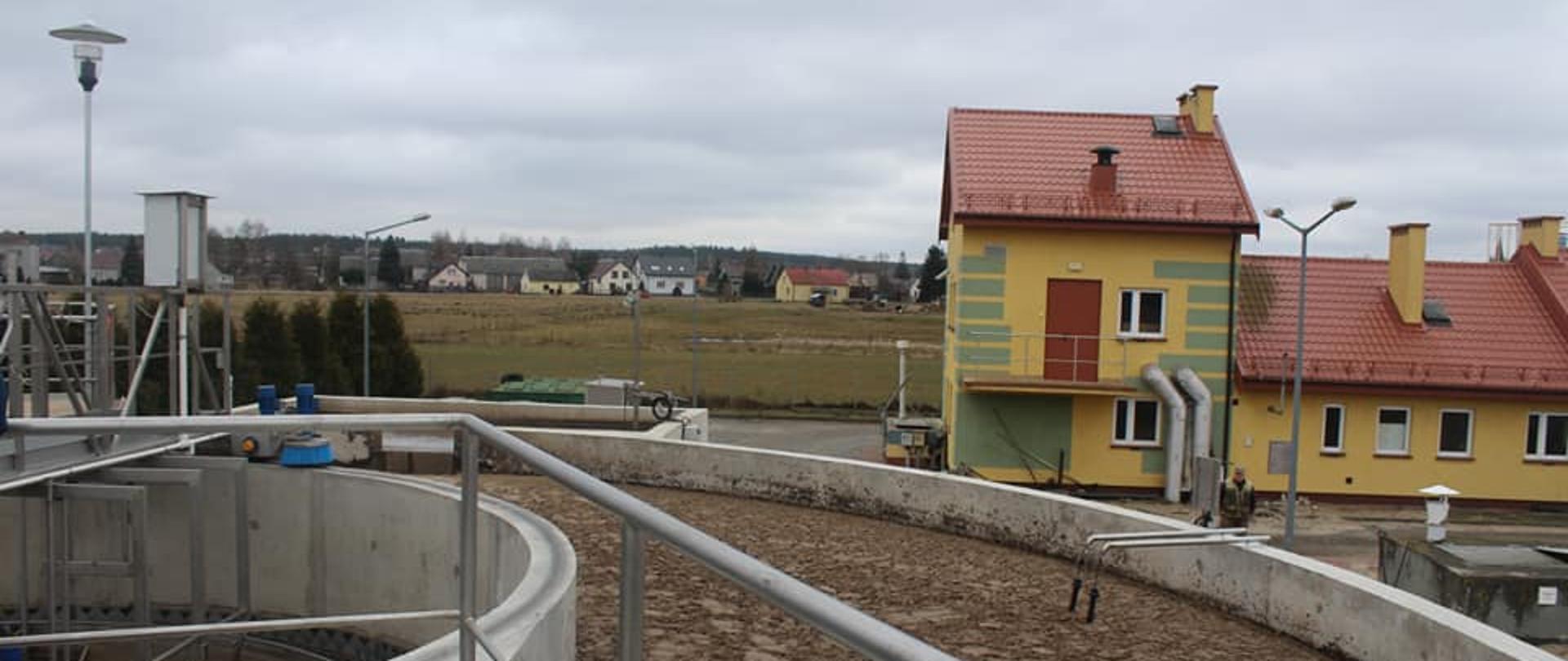 Zdjęcie przedstawia widok ze zbiorników zmodernizowanej oczyszczalni ścieków w Jednorożcu.