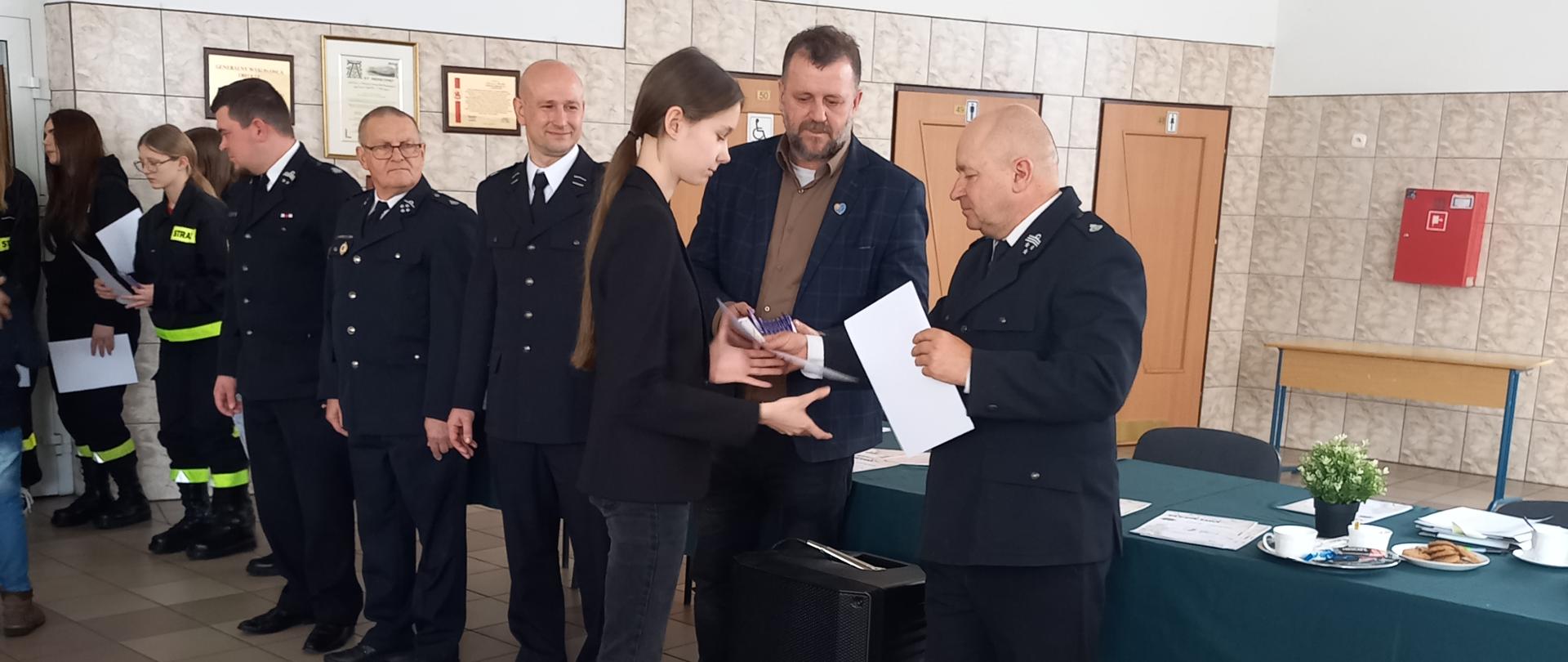 Dorotka odbiera dyplom za 5 miejsce w turnieju
