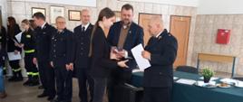 Dorotka odbiera dyplom za 5 miejsce w turnieju