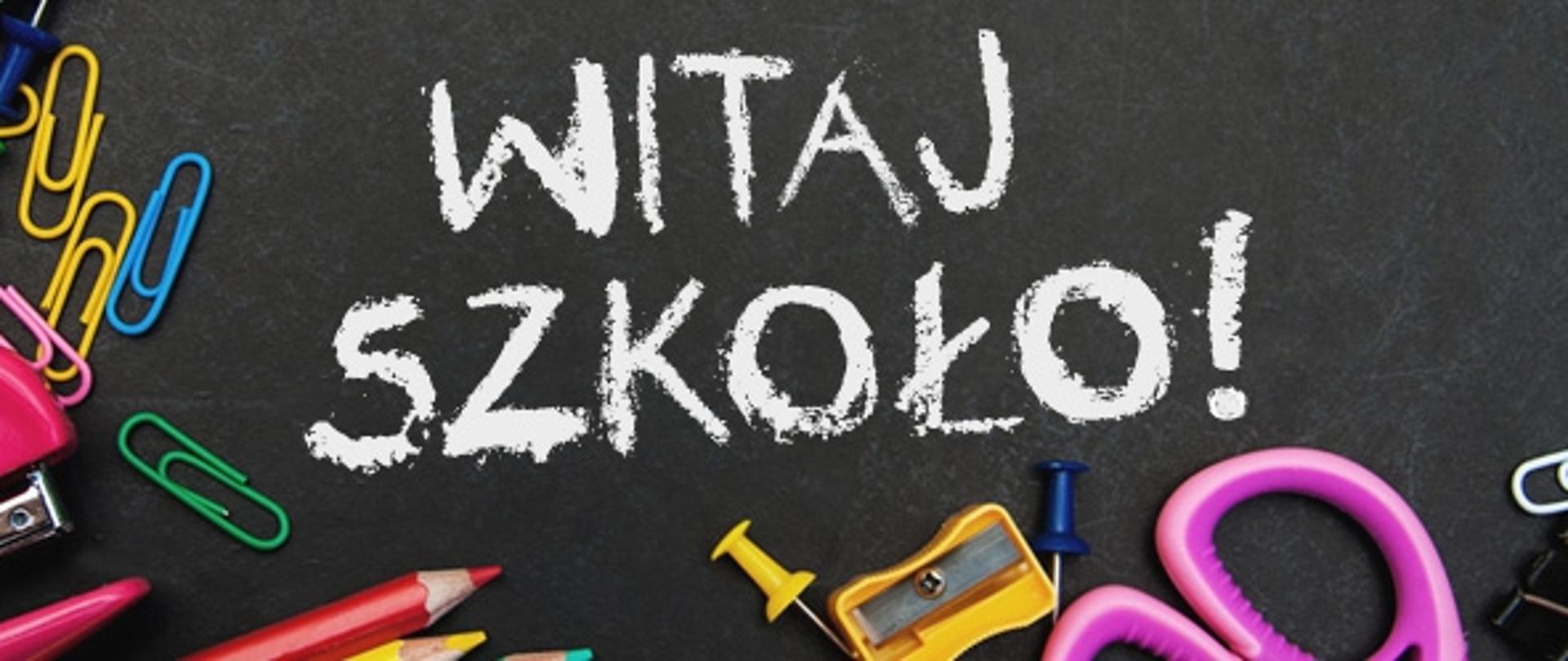Na czarnej tablicy widnieje biały napis Witaj Szkoło