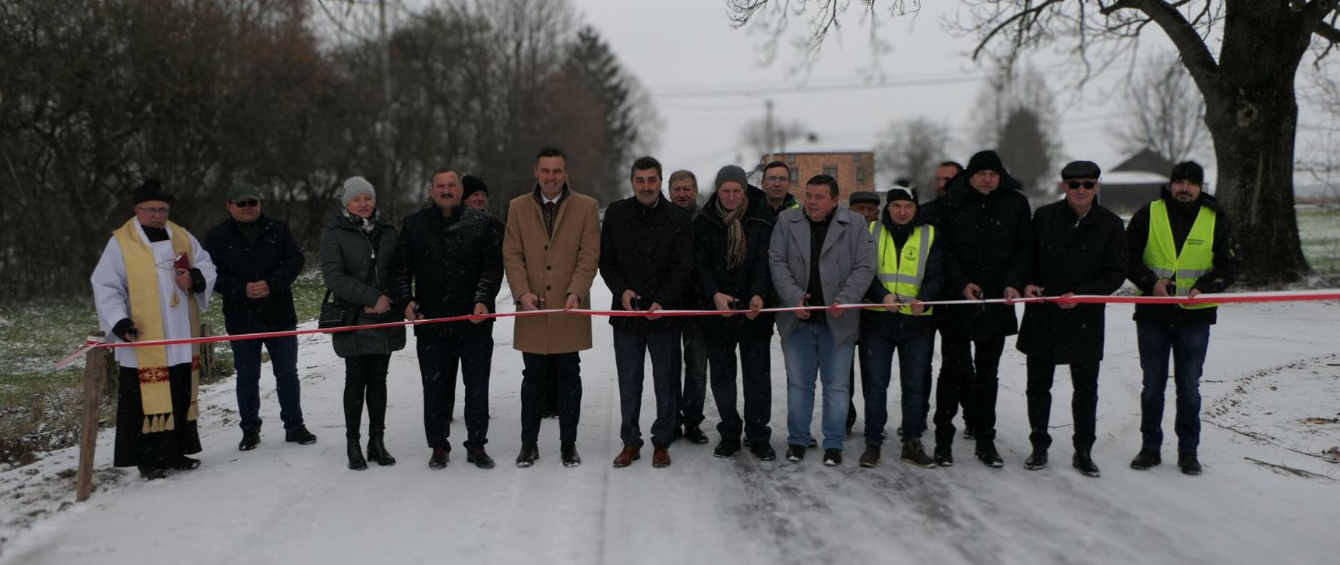 Uczestnicy uroczystości otwarcia drogi powiatowej w Łaziskach.