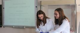 Prezentacja pracowni chemicznej - uczniowie szkoły podczas przygotowywania eksperymentu