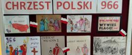 Gazetka stojąca, na niej zamieszczony napis "Chrzest Polski 966" oraz prace plastyczne przedstawiające chrzest Polski 