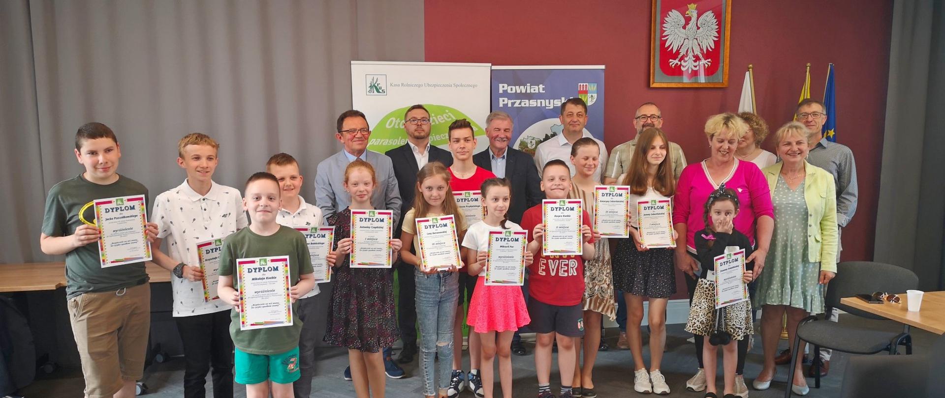 Na zdjęciu młodzi laureaci konkursu plastycznego dla dzieci, którzy otrzymali wyróżnienia i nagrody. Zdjęcie wykonano na sali konferencyjnej Centrum Aktywizacji Biznesu w siedzibie Starostwa Powiatowego w Przasnyszu.