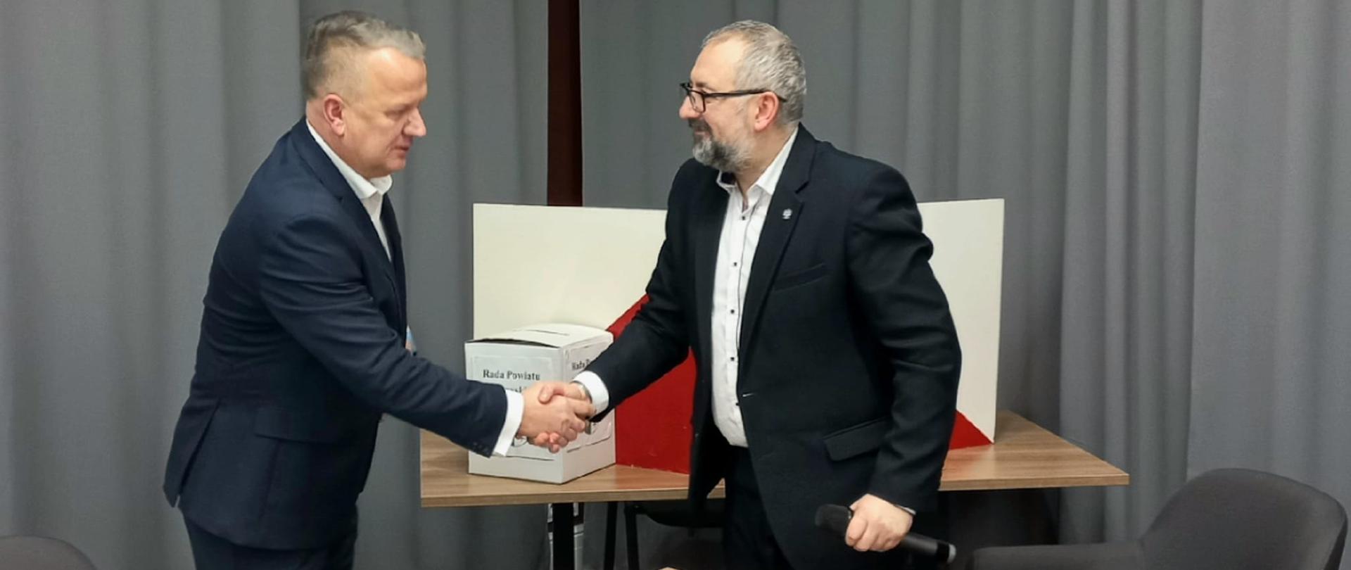 Na zdjęciu Grzegorz Grabowski i Starosta Krzysztof Bieńkowski podają sobie dłonie.