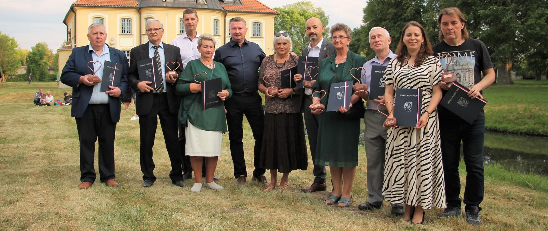Wyróżnieni statuetkami społecznicy - w tle pałacyk - letnia rezydencja Branickich
