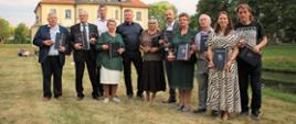 Wyróżnieni statuetkami społecznicy - w tle pałacyk - letnia rezydencja Branickich
