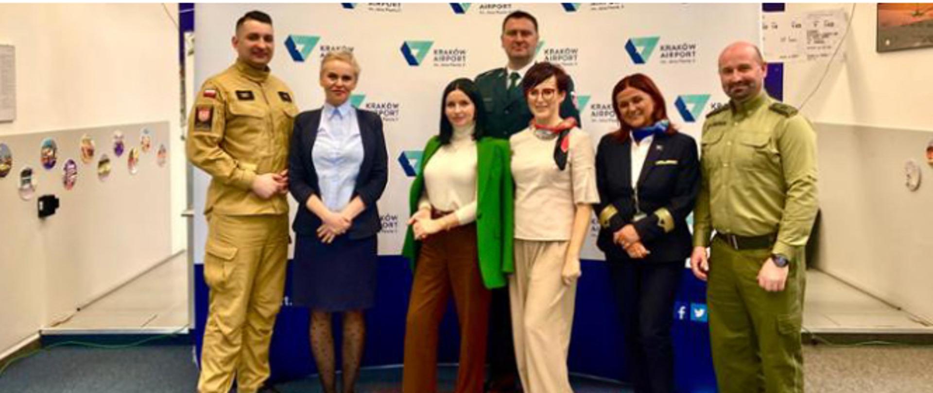 Logistycy z THM poznawali zasady funkcjonowania portu lotniczego