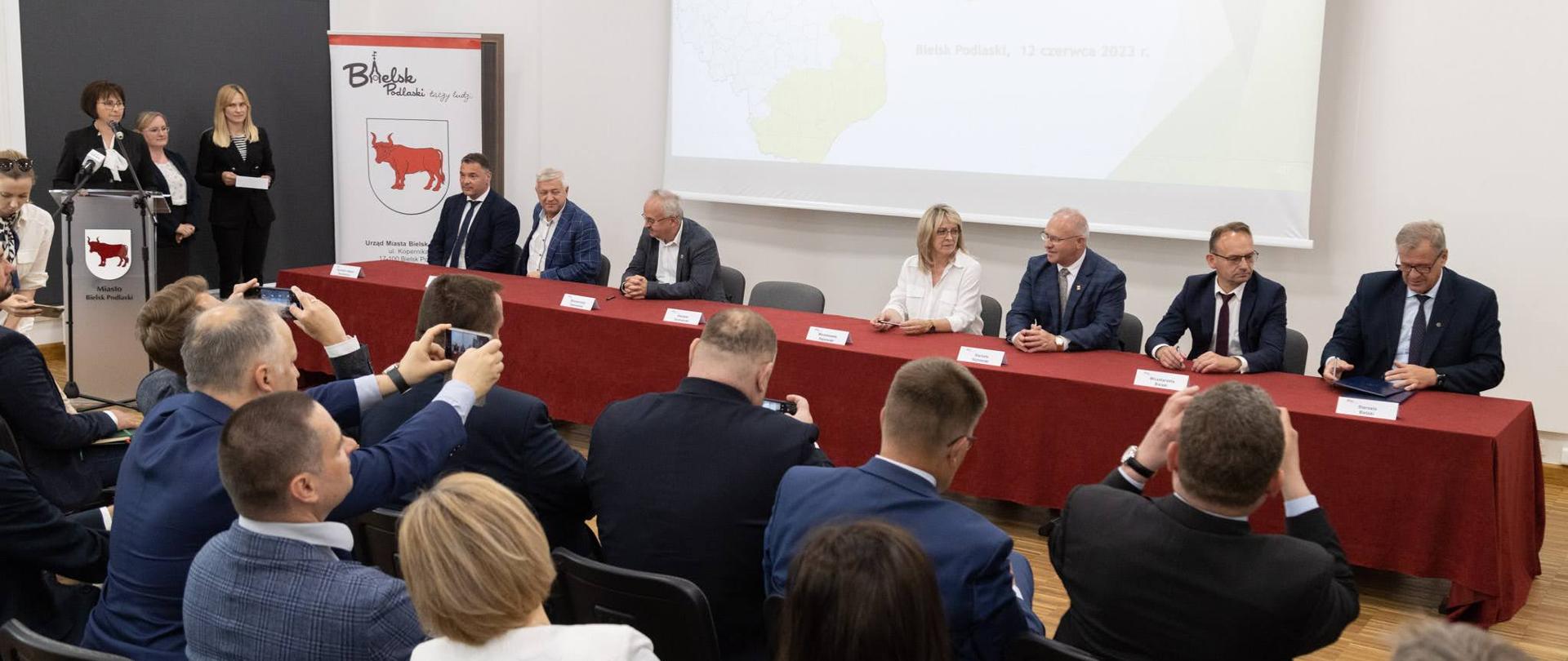 Starosta bielski Sławomir Jerzy Snarski i wicestarosta Piotr Bożko podpisali porozumienie Partnerstwa Południowo-Wschodniego Podlasia
