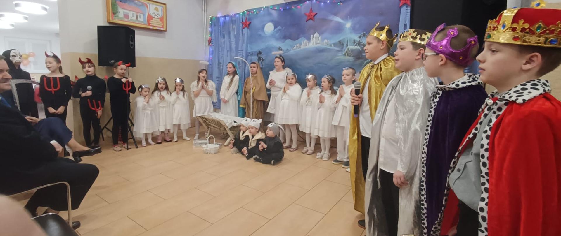 Ostatnia scena jasełek - życzenia noworoczne dla zgromadzonych gości