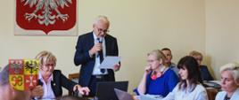 grupa ludzi wewnątrz