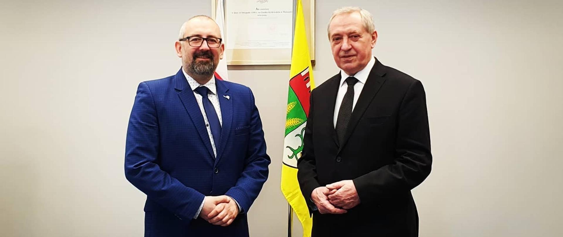 Zdjęcie zostało wykonane w gabinecie Starosty Przasnyskiego. Od lewej: Krzysztof Bieńkowski - Starosta Powiatu Przasnyskiego, Henryk Kowalczyk - Poseł na Sejm Rzeczypospolitej oraz Doradca Polityczny Prezesa Rady Ministrów.