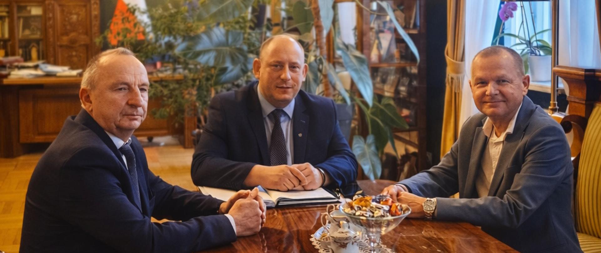 Wojewoda Małopolski, Starosta Dąbrowski i Wicestarosta podczas spotkania w Małopolskim Urzędzie Wojewódzkim