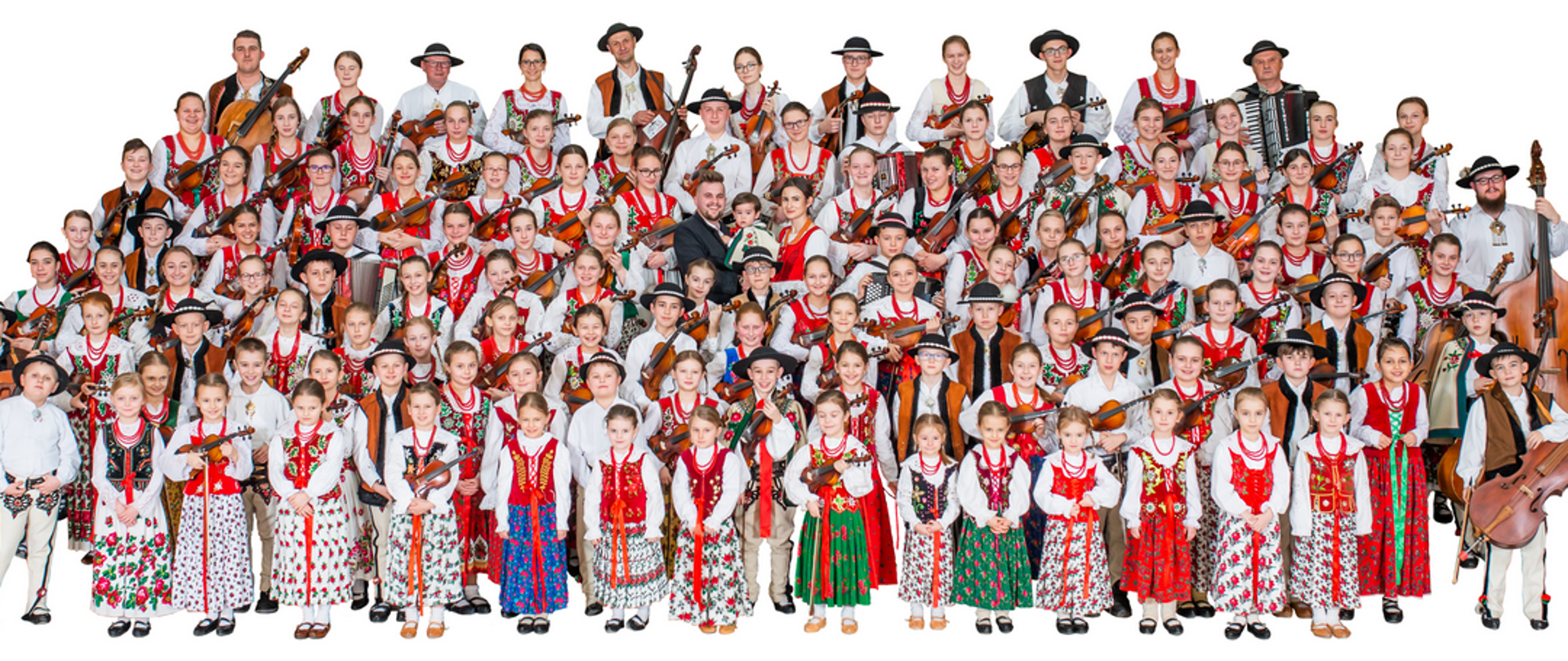 Na zdjęciu zespół Małej Armii Janosika w strojach góralskich z instrumentami muzycznymi. 