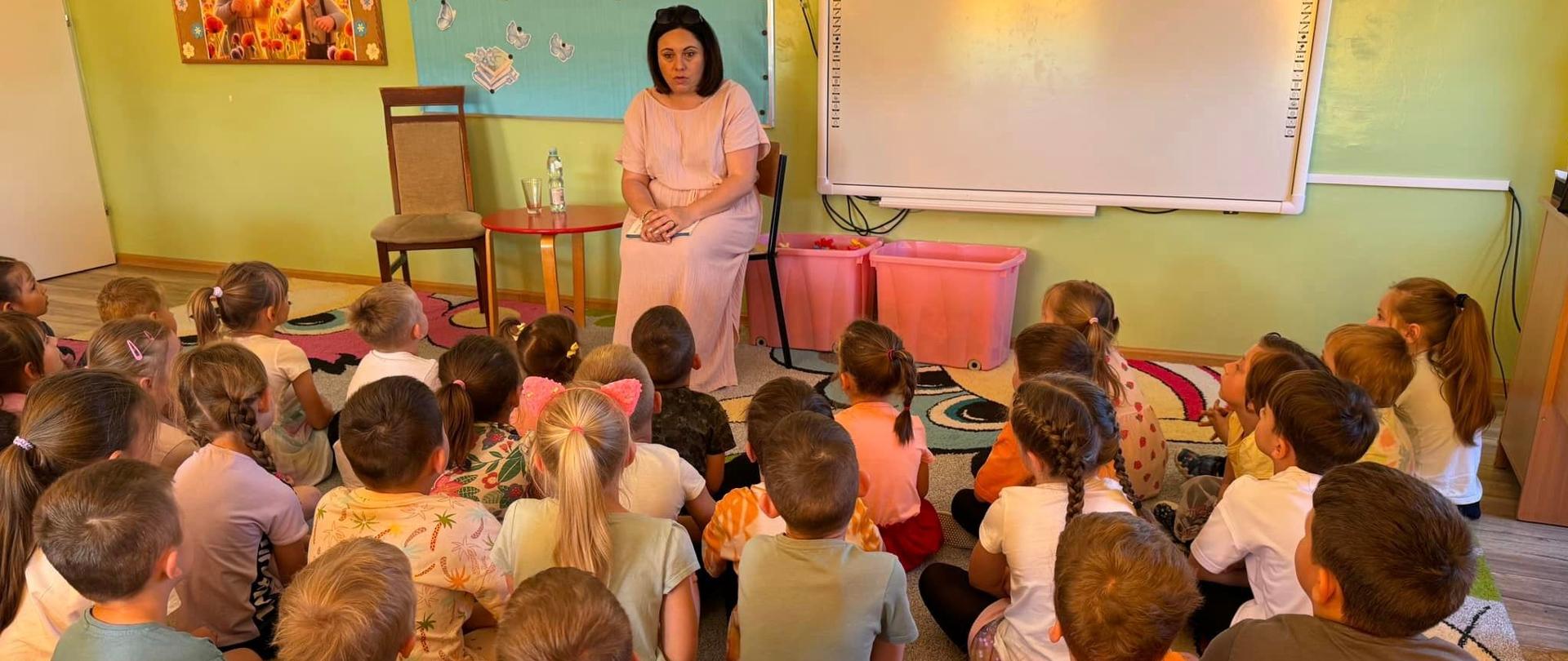 Dzieci podczas spotkania z pisarka Magdaleną Żukowską-Bąk słuchają czytanej bajki