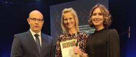 Nagrodzona Marta Gredel - Iwaniuk , Dyrektor Hajnowskiego Domu Kultury oraz Marszałek Województwa Podlaskiego Artur Kosicki