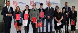 Władze powiatu polkowickiego z finalistami konkursu patriotycznego