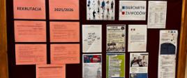 Informacje na temat rekrutacji do szkół średnich zamieszczone na kolorowych kartkach oraz na plakatach reklamujących szkoły
