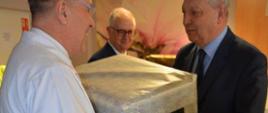 Krzysztof Rymuza Starosta Pruszkowski i Andrzej Kurzela – z własnych środków zakupili 50 kompletów pościeli.