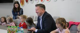 Starosta na spotkaniu z dziećmi z Przedszkola Wesołe Robaczki
