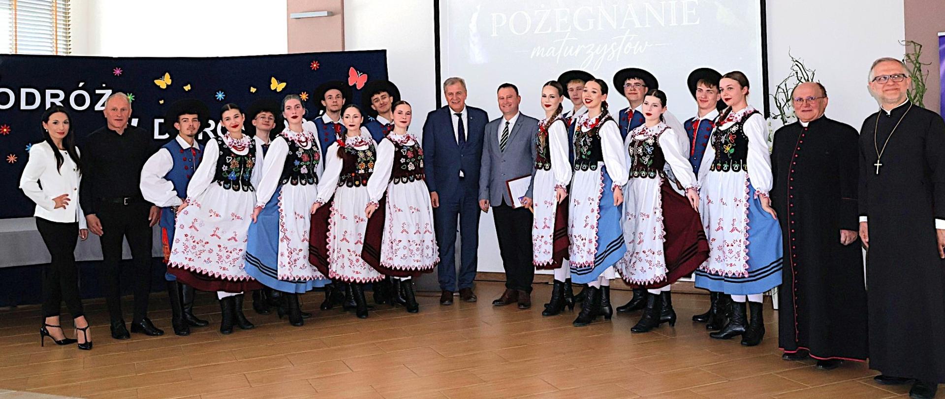 Uroczyste zakończenie roku szkolnego klas maturalnych ze starostą bielskim Sławomirem Jerzym Snarskim - Zespół Szkół nr 4 im. Ziemi Podlaskiej w Bielsku Podlaskim