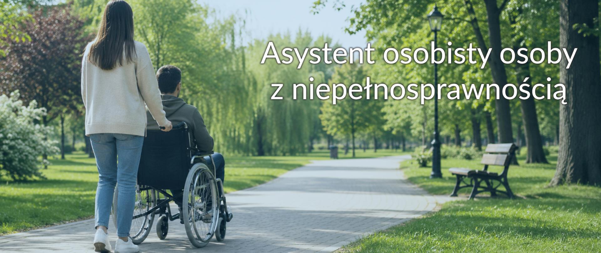 Kobieta pcha wózek inwalidzki, na którym siedzi mężczyzna. W scenerii ścieżka, drzewa i ławki.