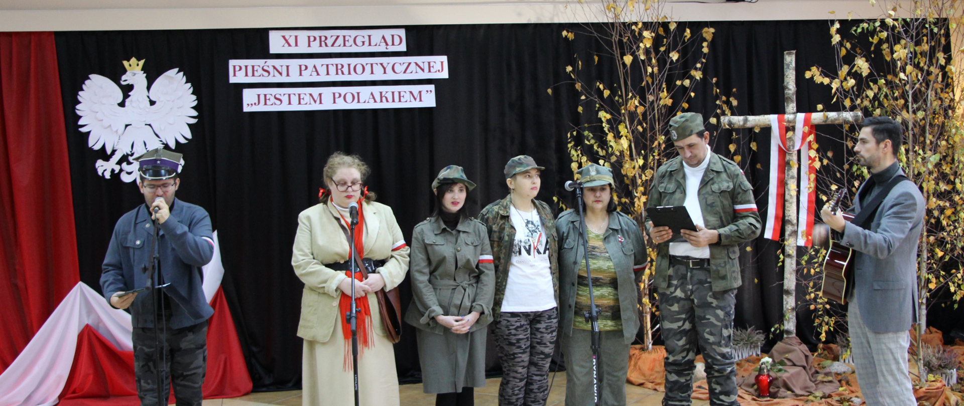 na zdjęciu występ zespołu podczas XI Przeglądu, występuje 7 osób, w tle dekoracja