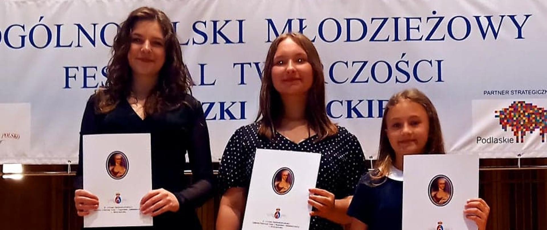 Młode Hajnowianki pozują z dyplomami